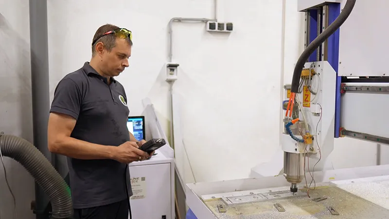 Специалист Gintereo работает на производстве межкомнатных перегородок и дверей в стиле лофт в Москве, Санкт-Петербурге