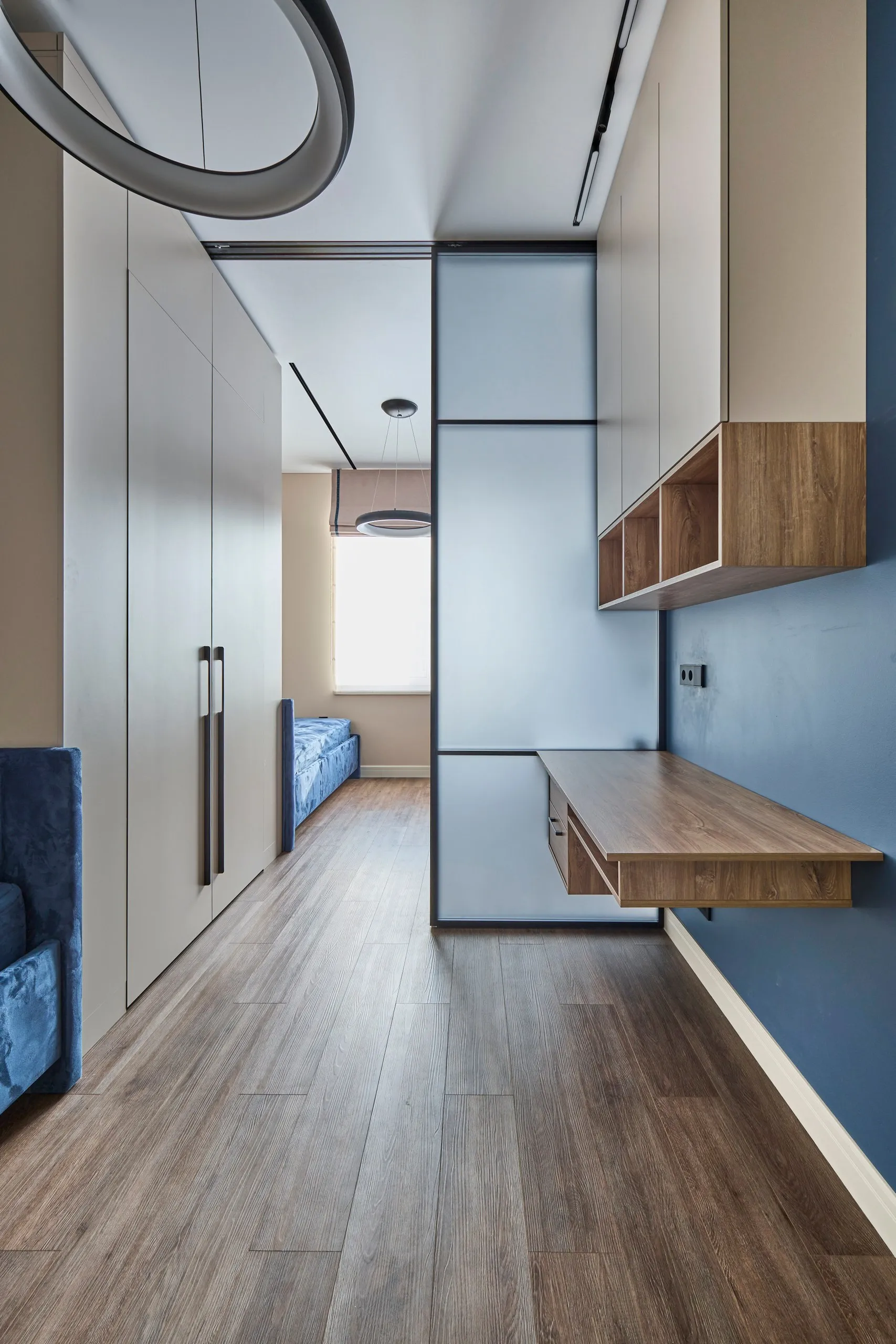 Раздвижная стеклянная межкомнатная перегородка SLIDE-01 в стиле лофт от Gintereo. Заказать и купить перегородку из стекла в Москве, СПБ 