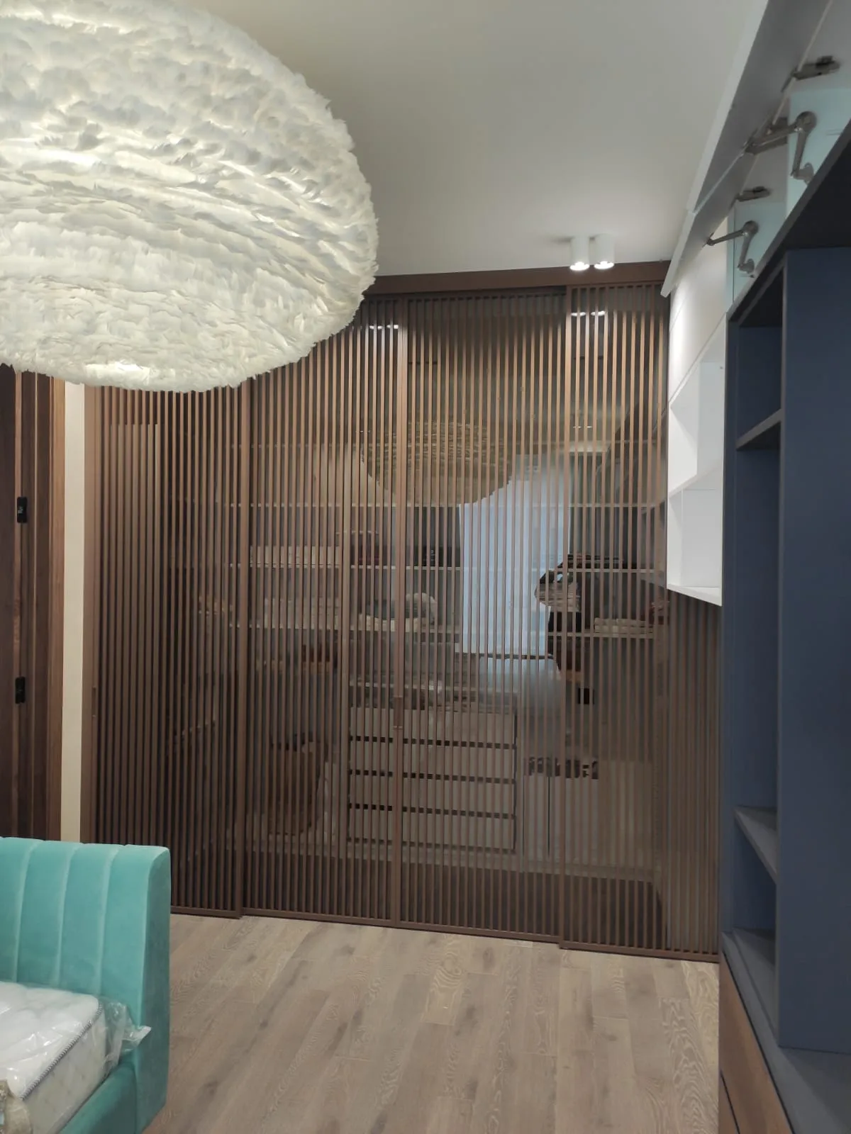 Раздвижная реечная межкомнатная перегородка Gintereo серии LATTICE в стиле лофт. Заказать, купить перегородку в Москве, СПБ