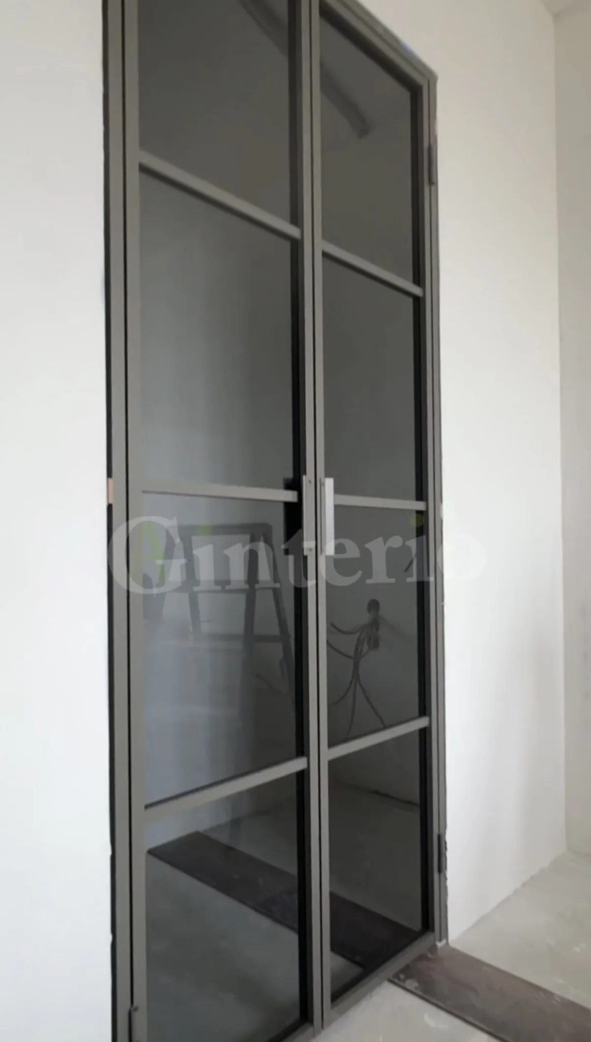 Распашная межкомнатная перегородка из тонированного стекла Gintereo.  Купить стеклянную перегородку под заказ в Москве, СПБ