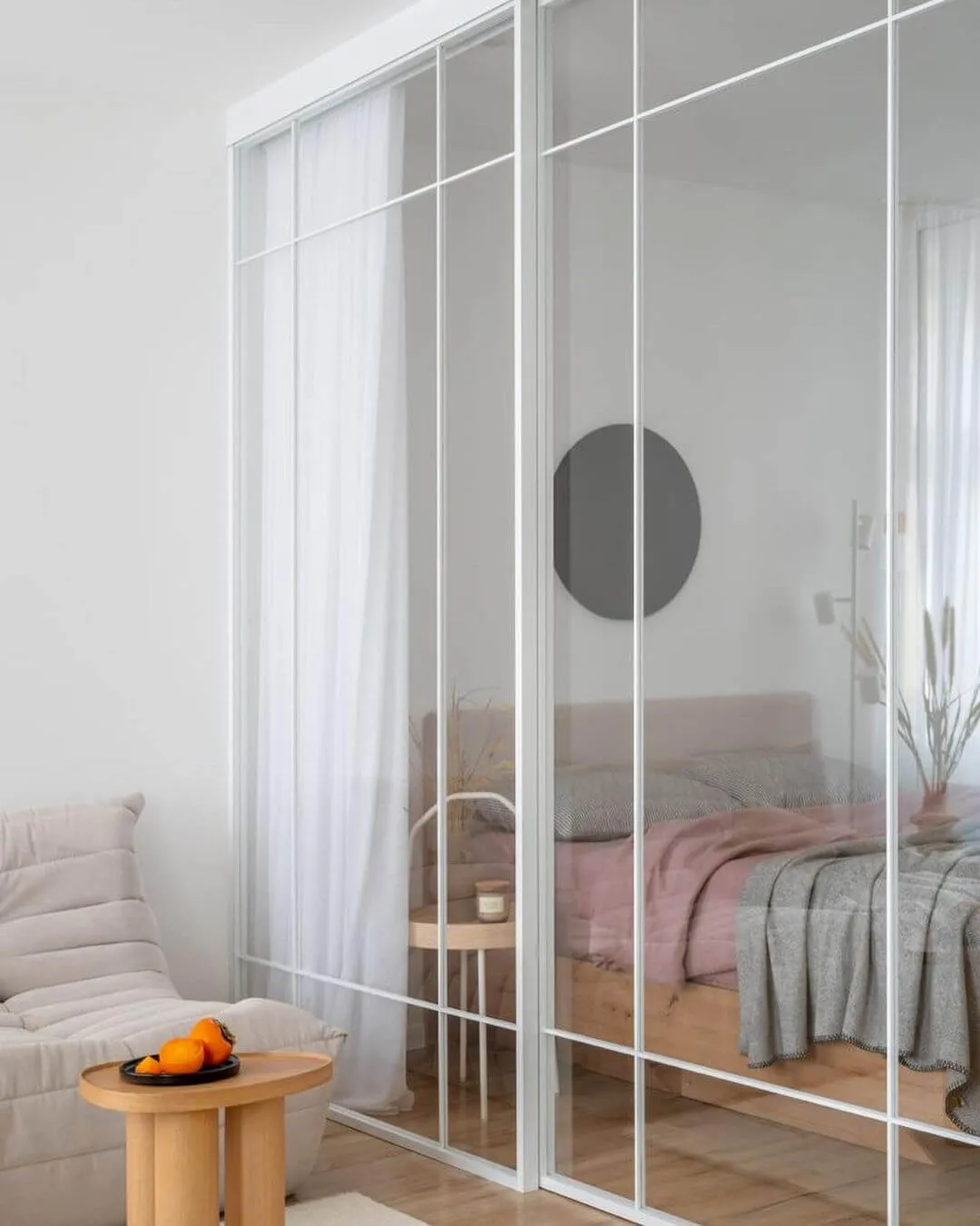 Раздвижная перегородка из стекла для зонирования спальни Gintereo. Купить стеклянную межкомнатную перегородку на заказ