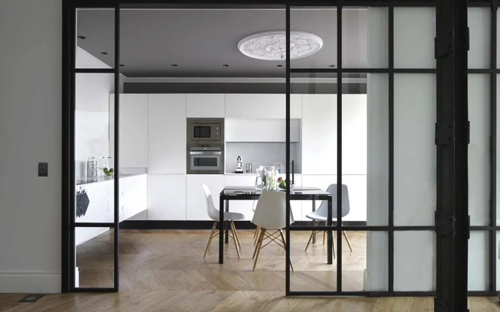 Раздвижная прозрачная стеклянная перегородка Gintereo отделяет зону кухни от коридора. Купить перегородки под заказ в Москве