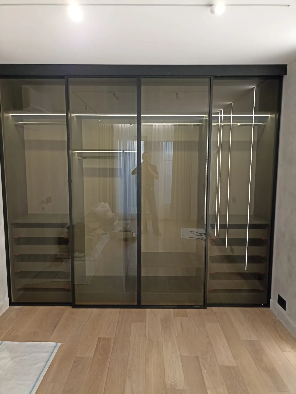 Раздвижные стеклянные прозрачные двери для шкафа-купе от Gintereo. Купить перегородки и двери для шкафа под заказ в Москве