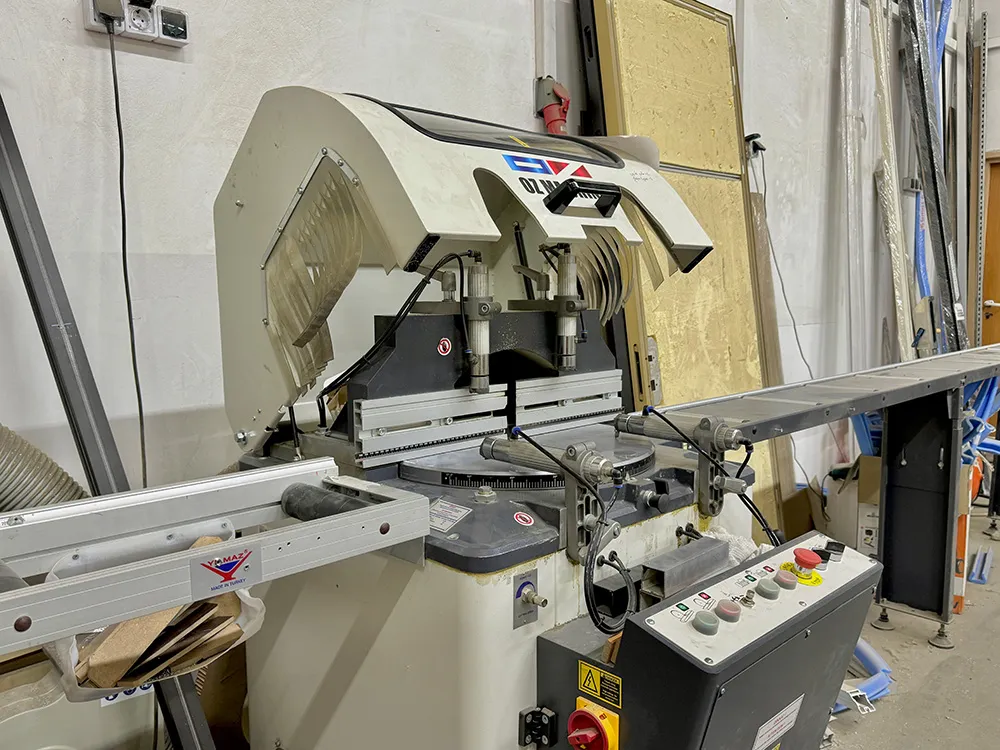 Станок для изготовления алюминиевых конструкций для межкомнатных перегородок в стиле лофт на производстве Gintereo