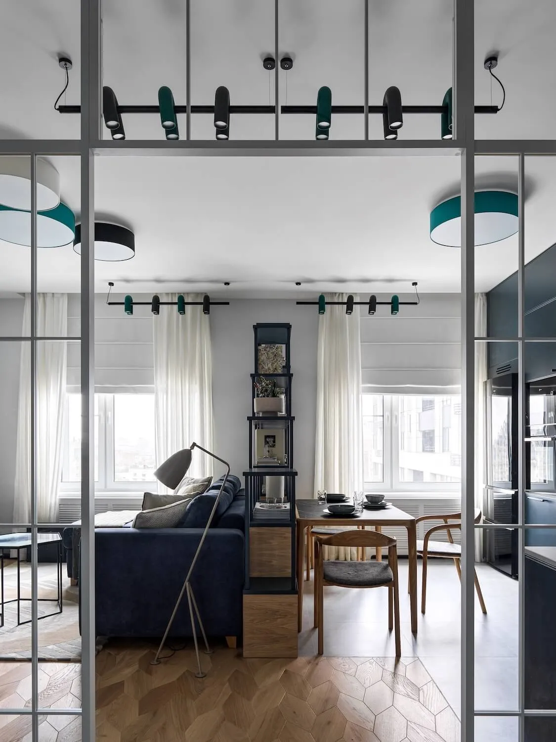 Стеклянная межкомнатная перегородка для зонирования в интерьере кухни-гостиной. Купить перегородку из стекла под заказ 