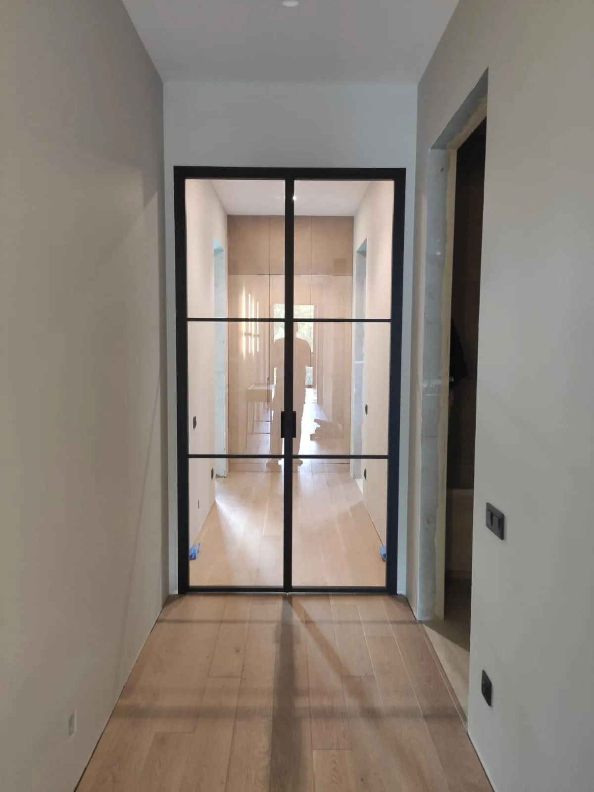 Распашная межкомнатная лофт перегородка Gintereo из прозрачного стекла. Купить стеклянные перегородки под заказ в Москве, СПБ