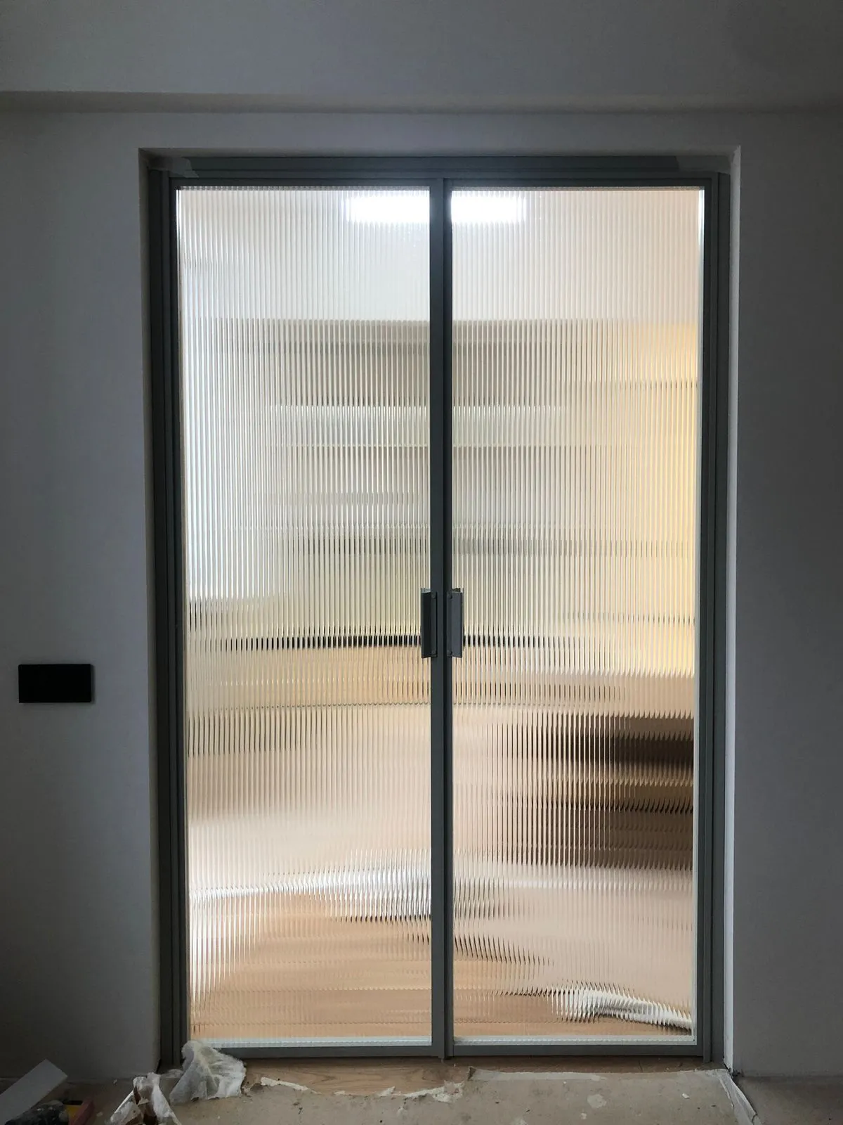 Распашные двухсекционные стеклянные межкомнатные двери Gintereo. Купить двери из рифленого стекла под заказ в Москве, СПБ