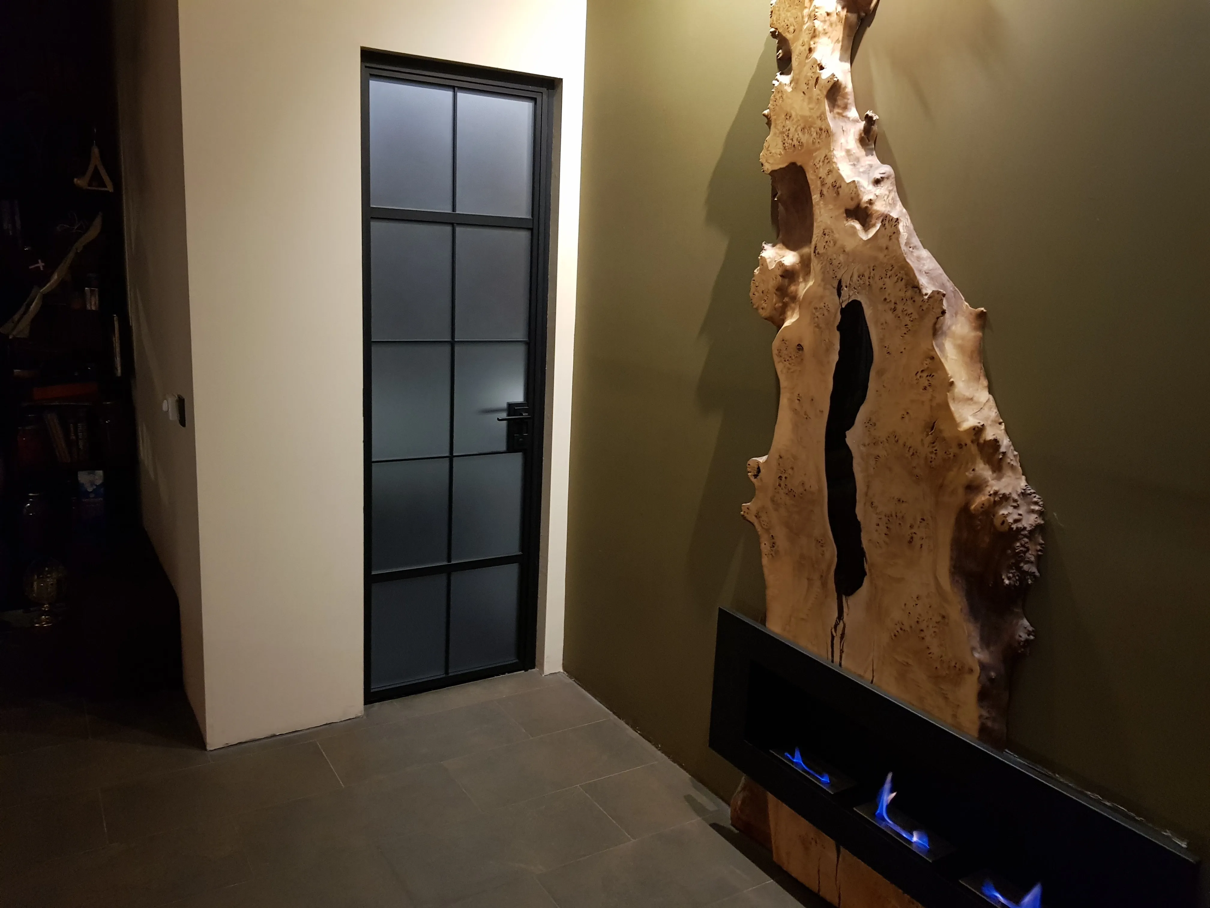 Стеклянная матовая дверь в стиле лофт от Gintereo. Заказать и купить межкомнатную дверь из стекла в Москве, Санкт-Петербурге