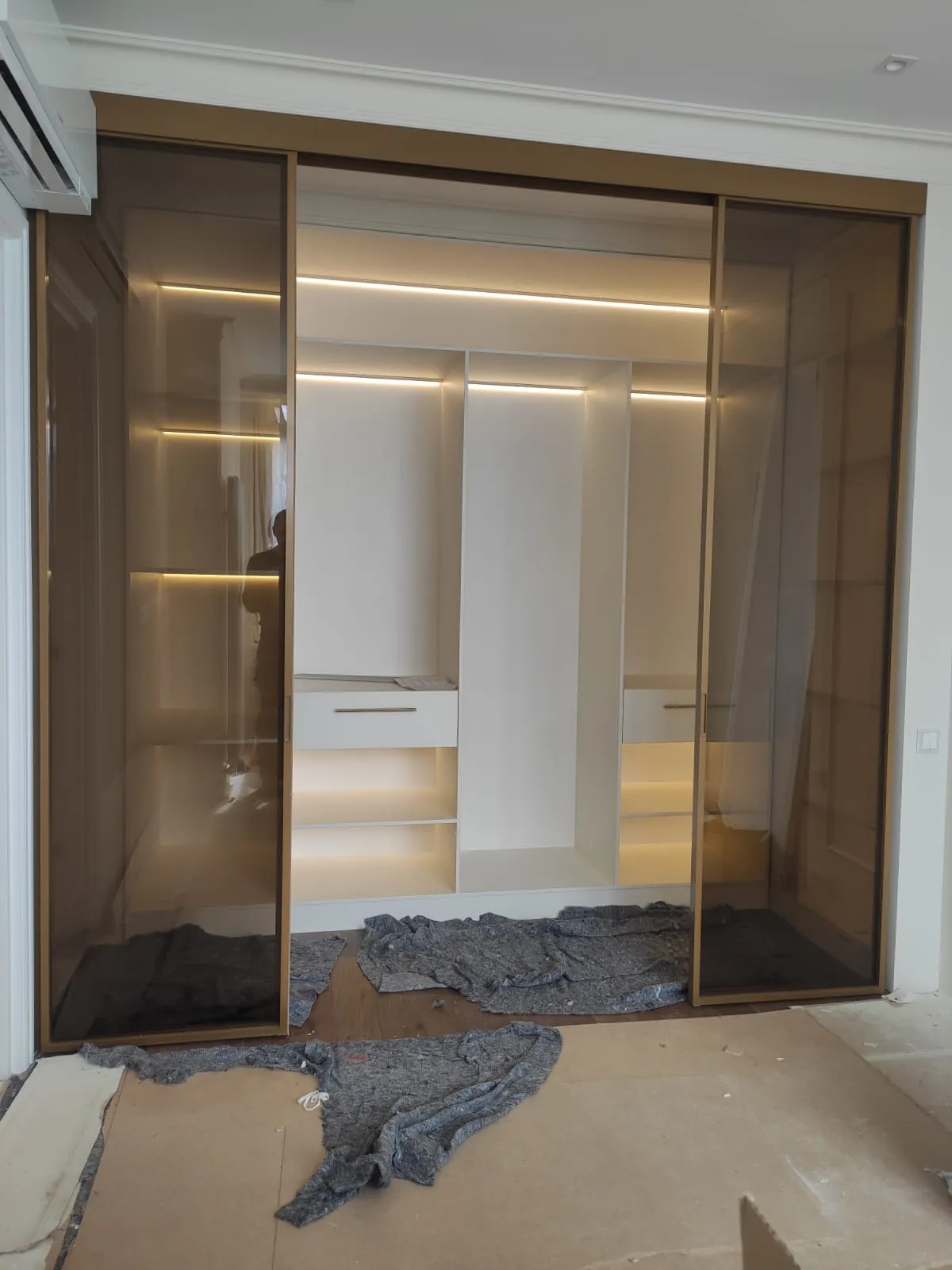 Стеклянные раздвижные двери для встроенного шкафа купе Gintereo. Купить двери для шкафа по своим размерам на заказ в Москве