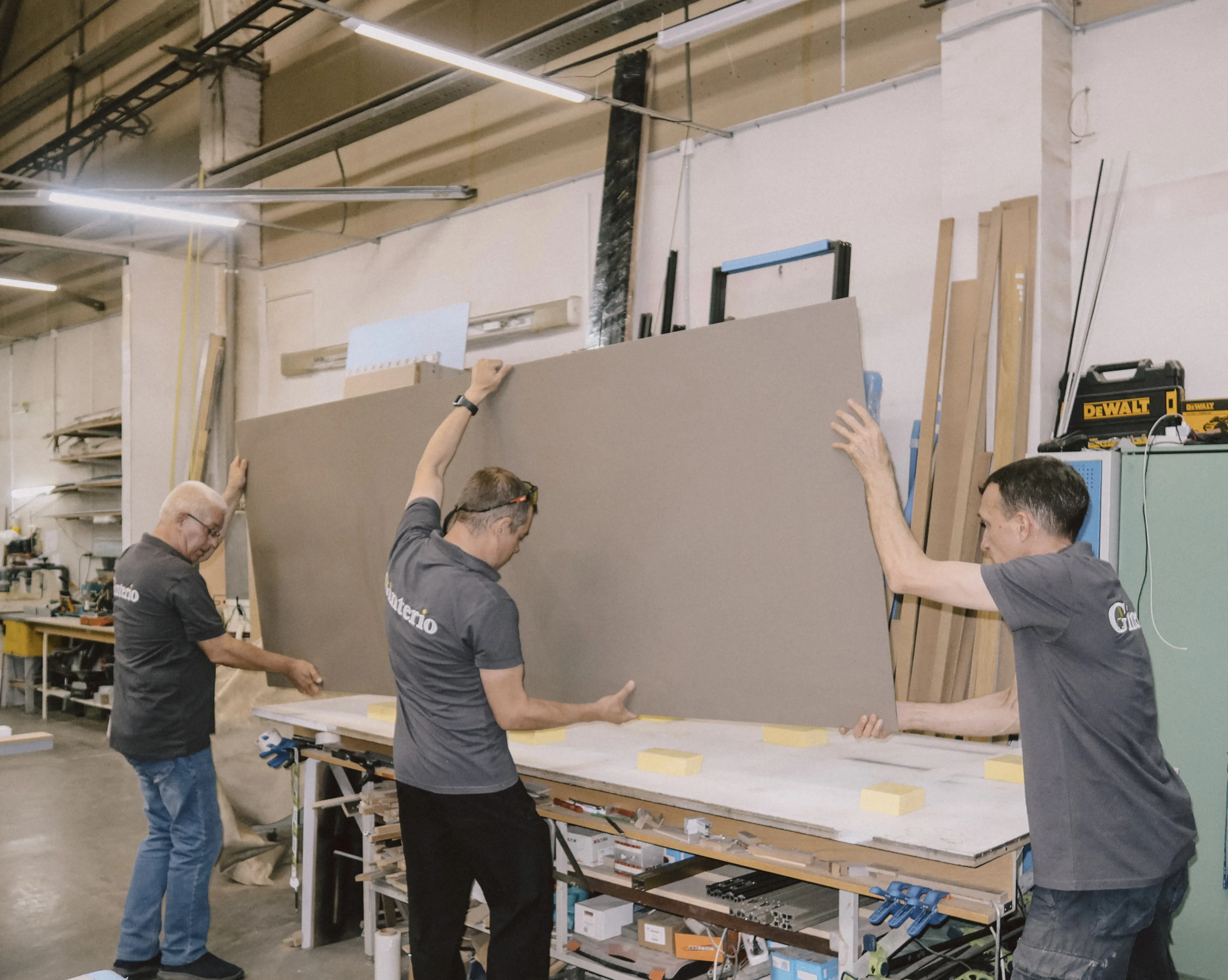 Специалист Gintereo за работой, делает расчет стоимости проекта - межкомнатной лофт перегородки для зонирования помещений 