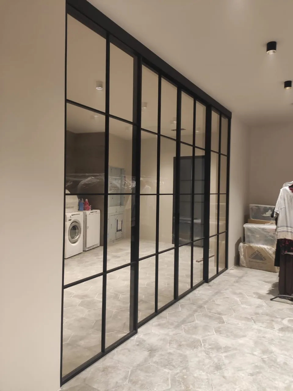 Раздвижная межкомнатная лофт перегородка Gintereo из прозрачного стекла. Купить стеклянные перегородки под заказ в Москве, СПБ