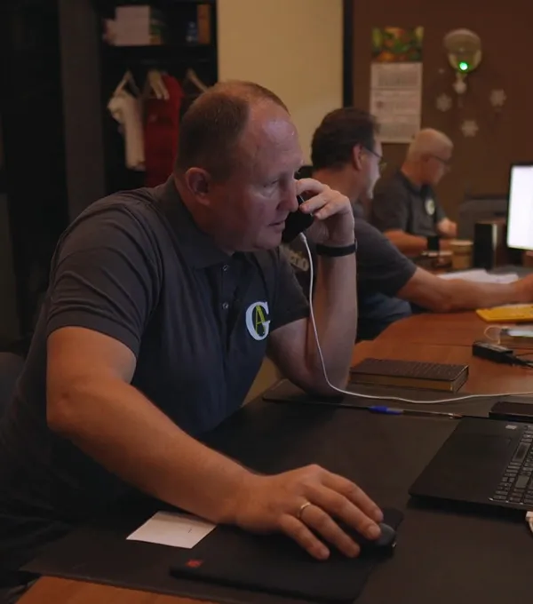 Менеджер Gintereo консультирует клиента по телефону по вопросу заказа межкомнатных перегородок для зонирования в стиле лофт