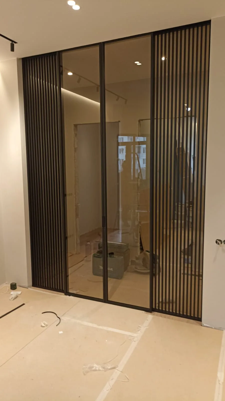 Раздвижная межкомнатная перегородка с рейками из стекла Gintereo. Купить стеклянную реечную перегородку под заказ в Москве