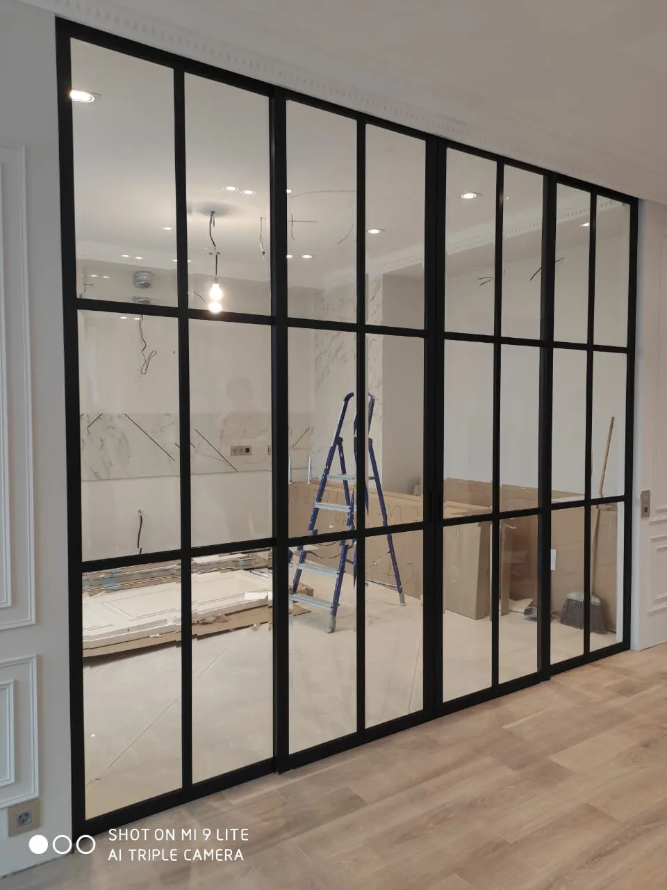 Раздвижная стеклянная перегородка с черным алюминиевым профилем. Купить и заказать межкомнатную перегородку из стекла 