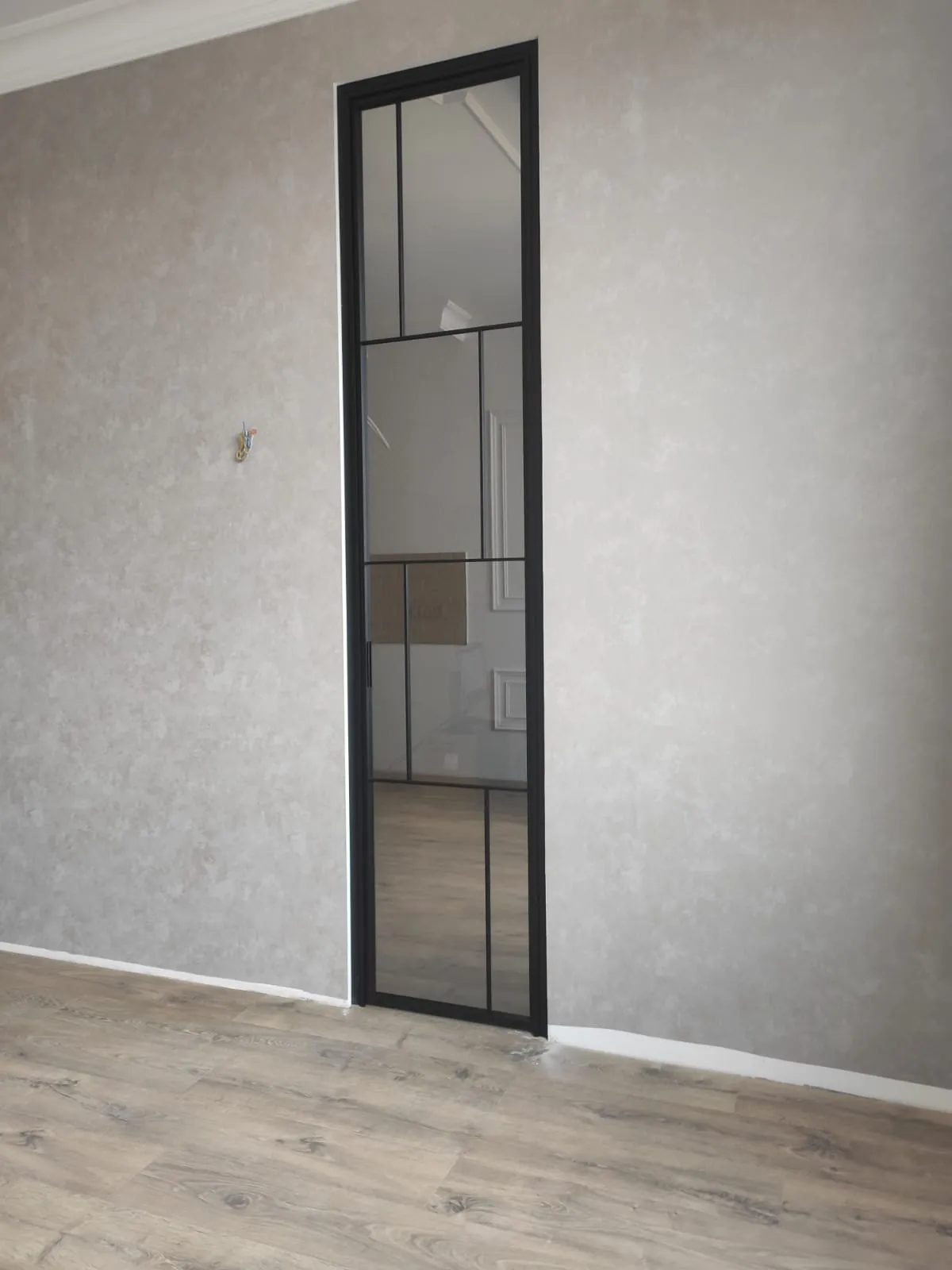 Статичная узкая межкомнатная перегородка из стекла и алюминия Gintereo. Купить лофт перегородки под заказ в Москве, СПБ