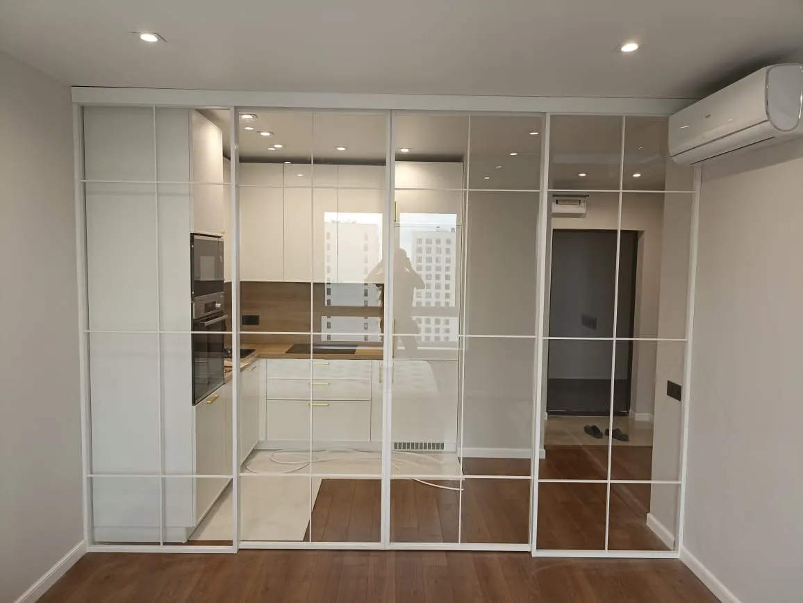 Проект Gintereo: раздвижная стеклянная перегородка для зонирования кухни. Купить межкомнатную перегородку на заказ в Москве