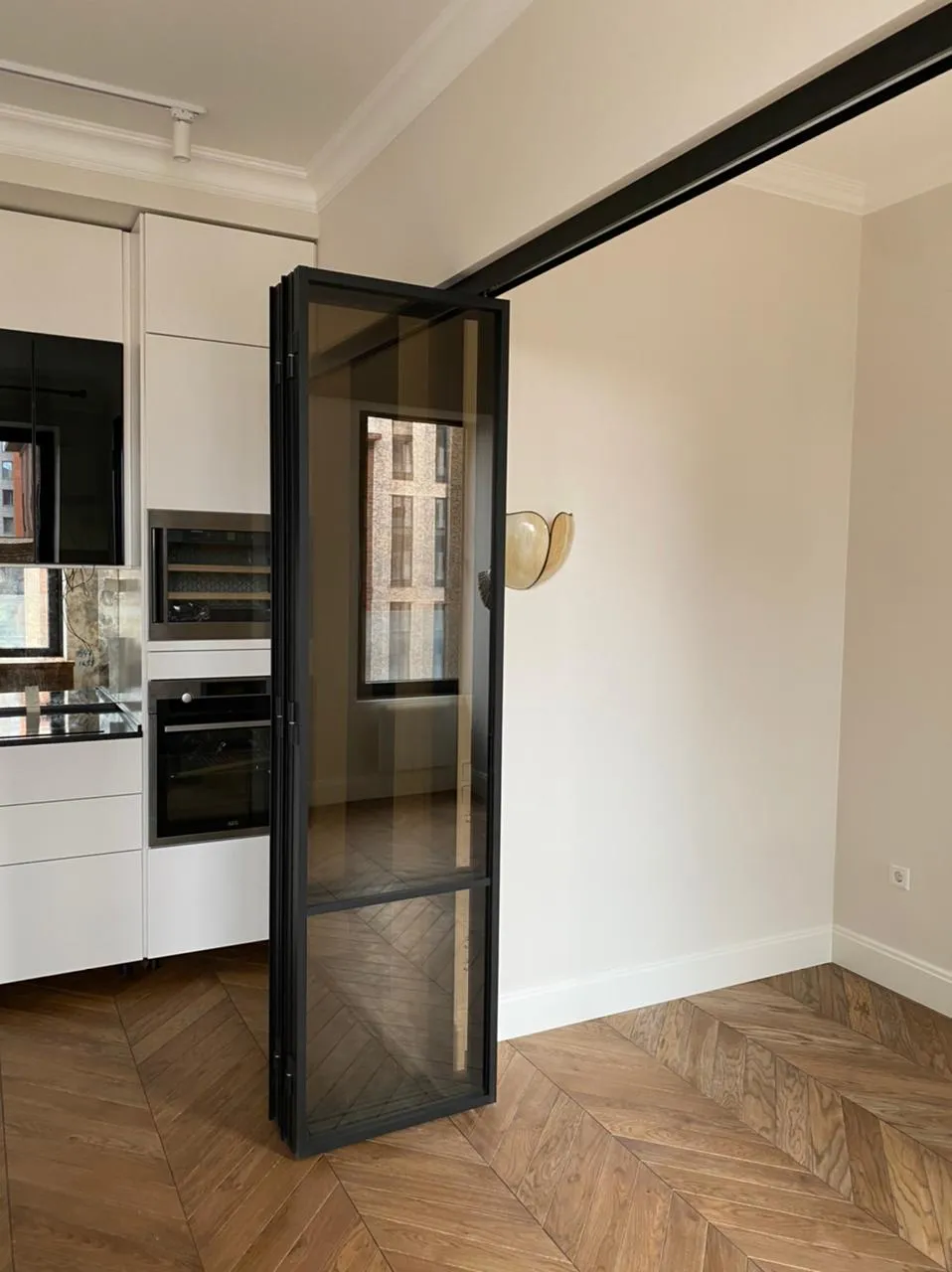 Складная стеклянная межкомнатная перегородка Gintereo. Заказать и купить лофт перегородку гармошку, книжку в Москве и СПБ