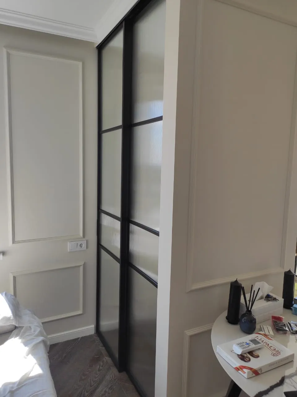 Раздвижные стеклянные двери в гардероб. Проект Gintereo. Купить и заказать двери купе из стекла в гардеробную в Москве, СПБ