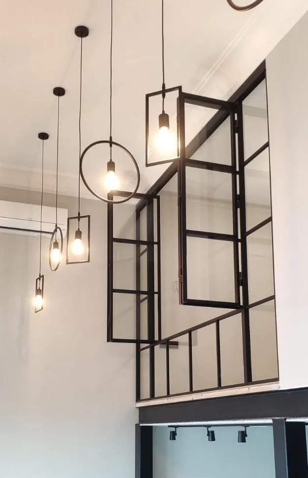 Распашная межкомнатная стеклянная лофт перегородка Gintereo. Заказать, купить перегородку из стекла и алюминия в Москве, СПБ