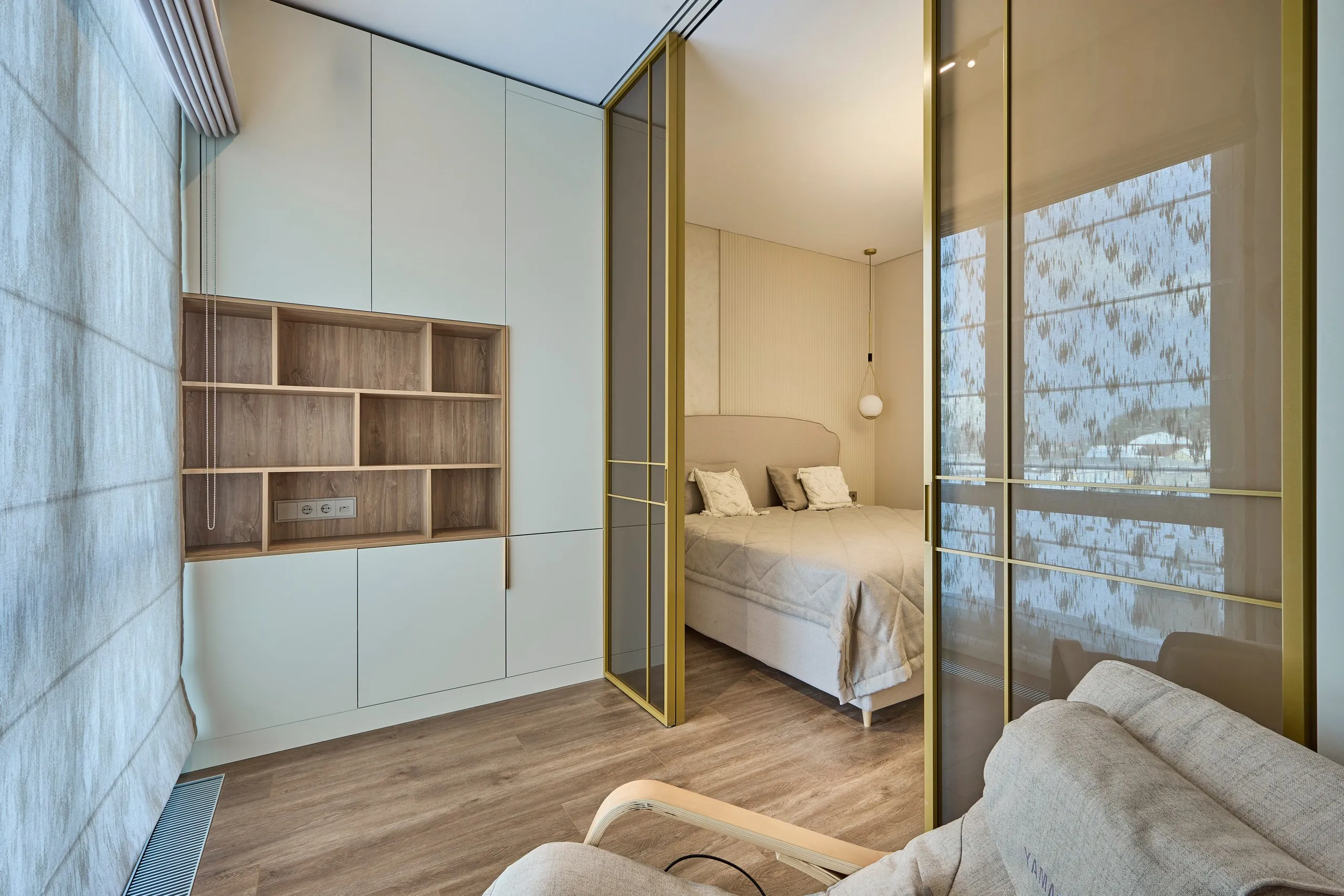 Раздвижная стеклянная межкомнатная перегородка SLIDE-01 в стиле лофт от Gintereo. Заказать и купить перегородку из стекла в Москве, СПБ 