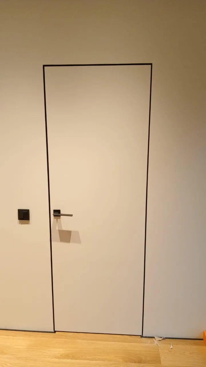 Белая скрытая матовая дверь от производителя Gintereo. Заказать и купить инвизибл дверь скрытого монтажа в Москве, СПБ