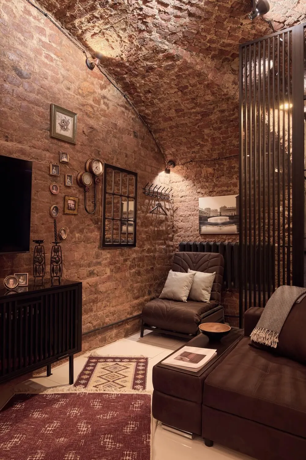 Реечная межкомнатная перегородка для зонирования от Gintereo в интерьере бывшей каретной комнаты времен Екатерины Второй.