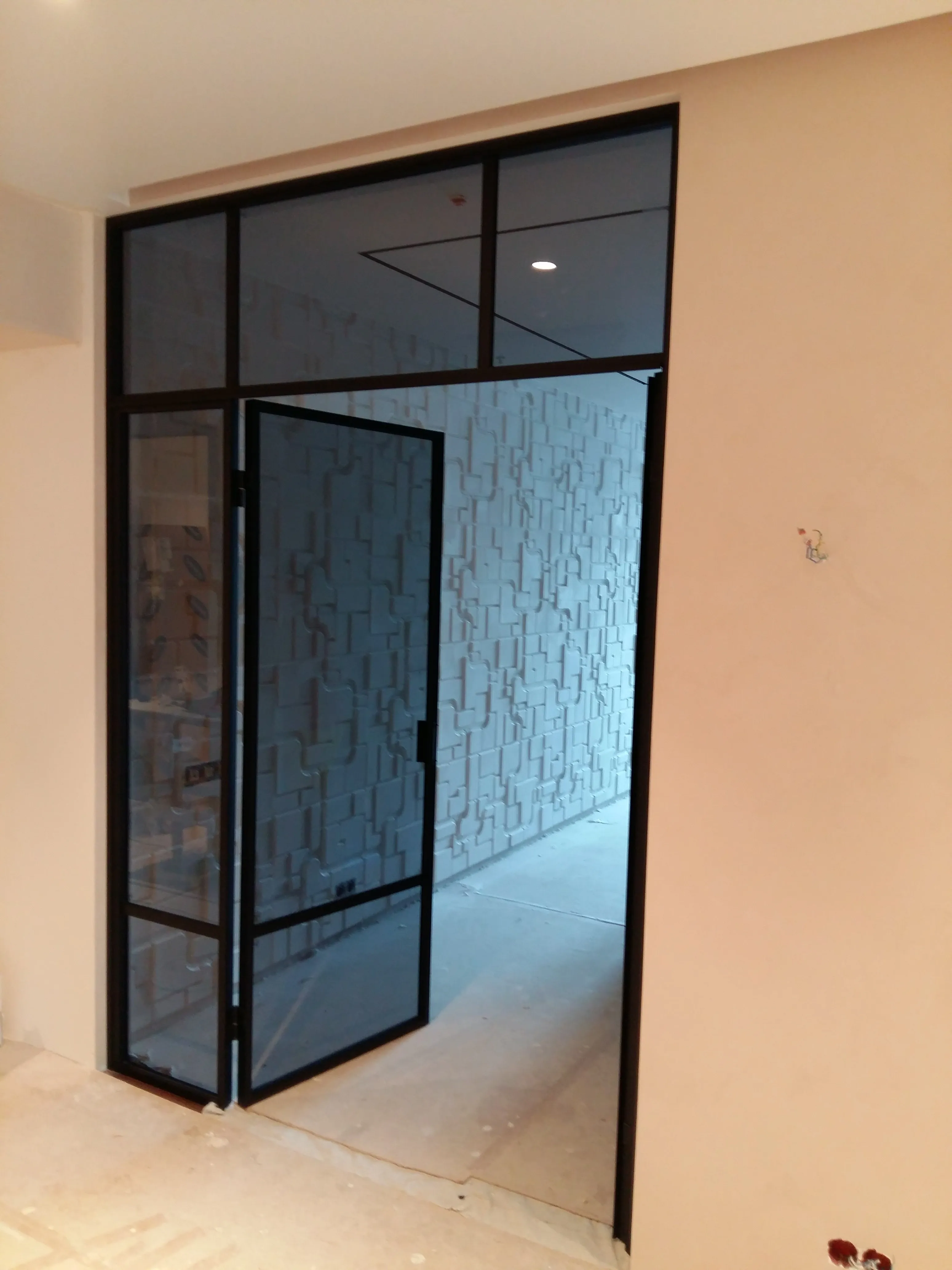 Распашная стеклянная межкомнатная перегородка в стиле лофт Gintereo. Заказать и купить алюминиевую перегородку в Москве, СПБ 