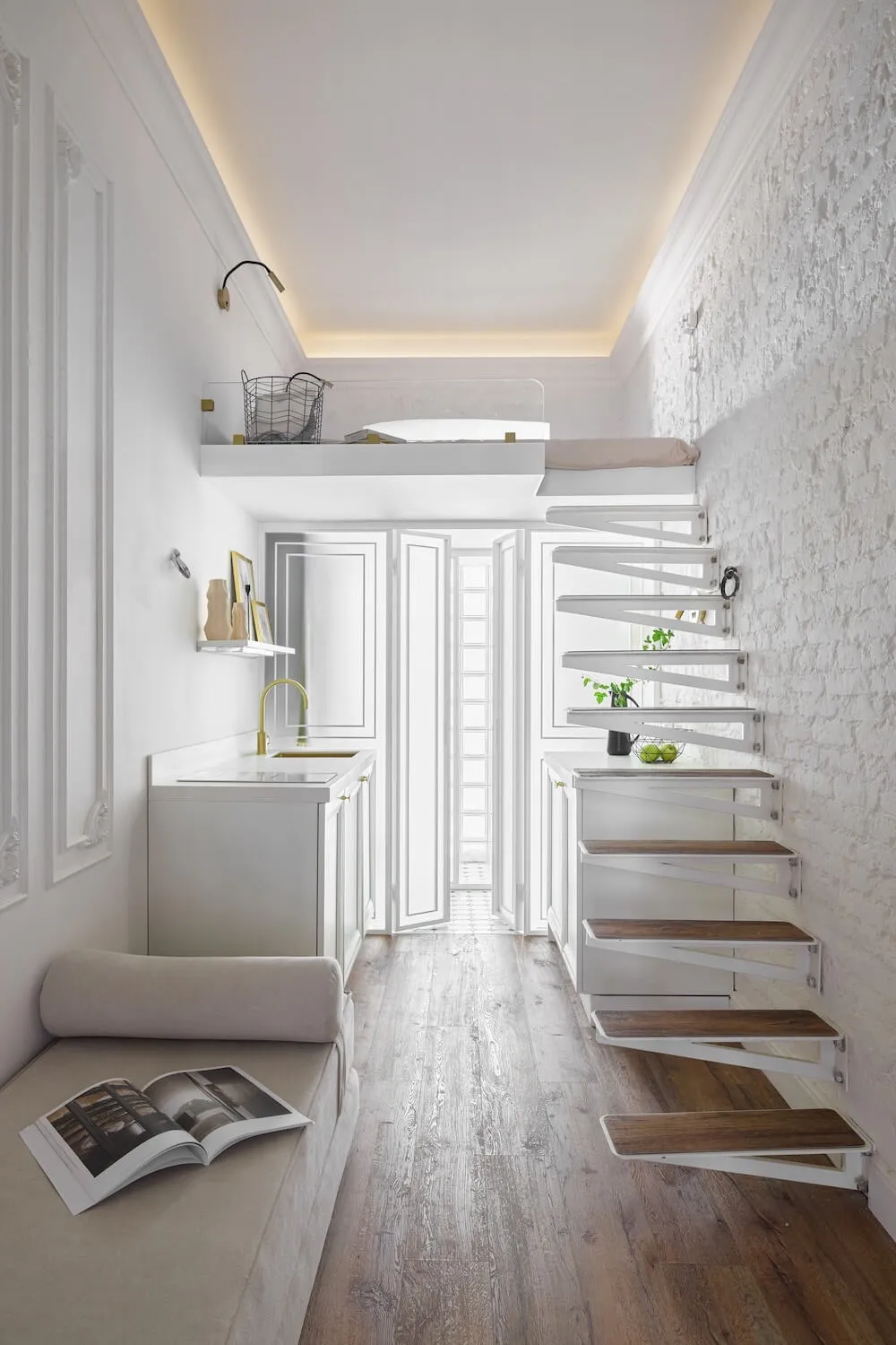 Складная стеклянная межкомнатная перегородка Gintereo серии FOLD в интерьере. Купить перегородку-книжку под заказ в Москве