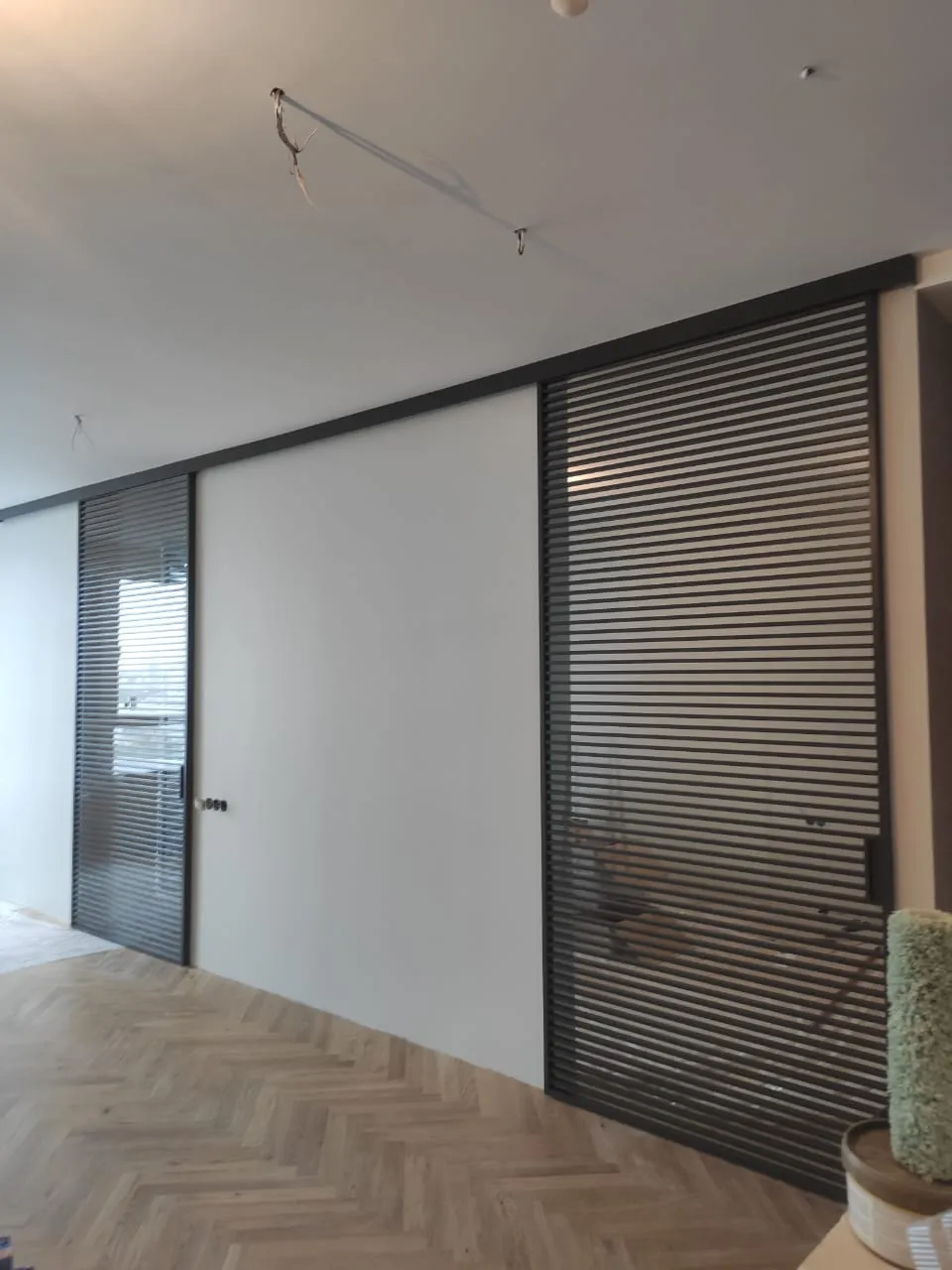 Раздвижные реечные межкомнатные перегородки серии LATTICE от Gintereo. Заказать и купить перегородку из стекла в Москве 