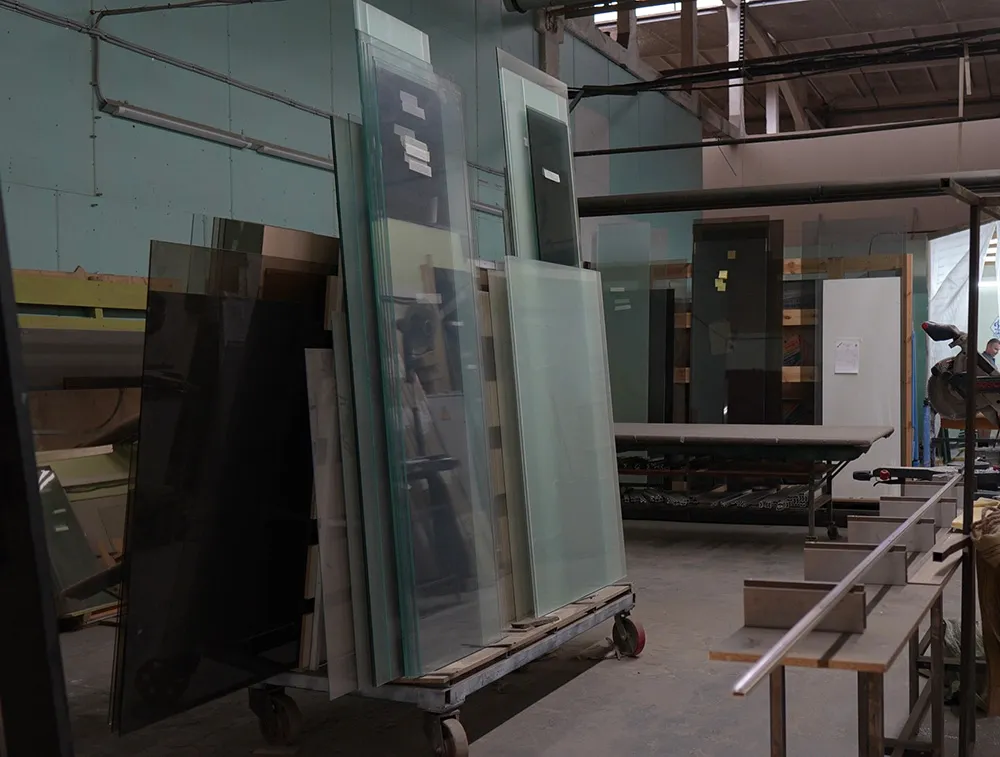 Фото с цеха Gintereo. Стекла для будущих межкомнатных перегородок для зонирования в стиле лофт из алюминия
