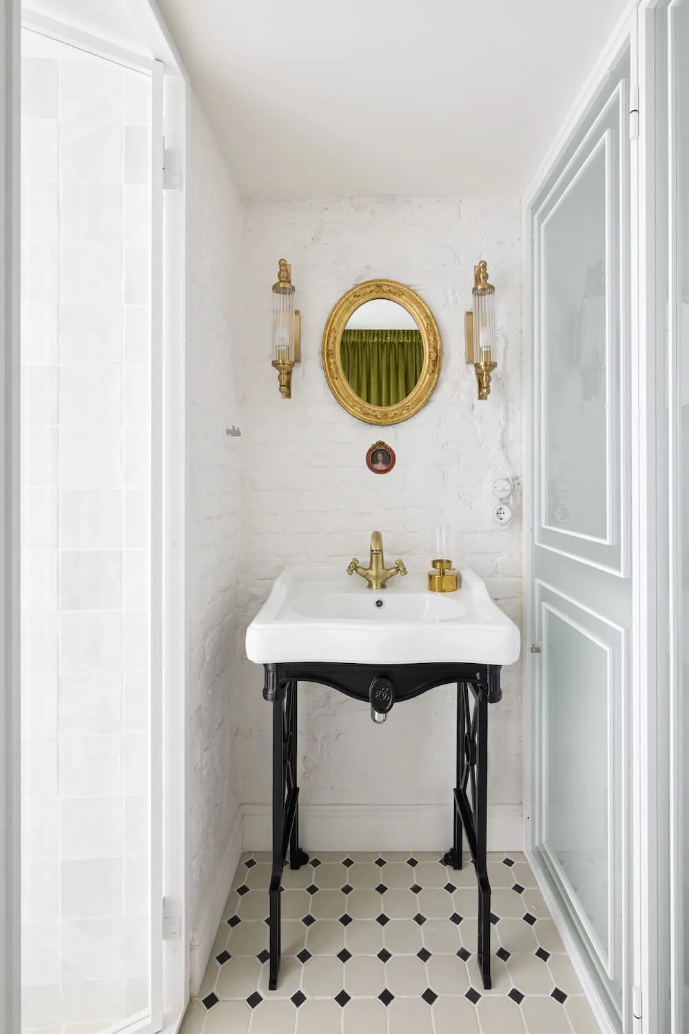 Статичные стеклянные матовые перегородки Gintereo в интерьере классической ванной комнаты.  Купить под заказ в Москве, СПБ