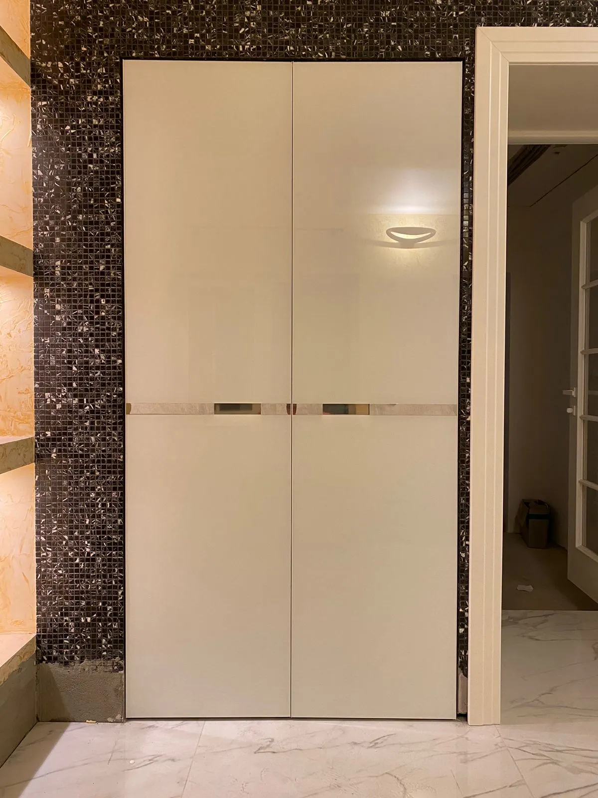 Беспрофильные глянцевые двери для шкафа-купе Gintereo. Купить деревянные двери для шкафа по своим размерам под заказ в Москве