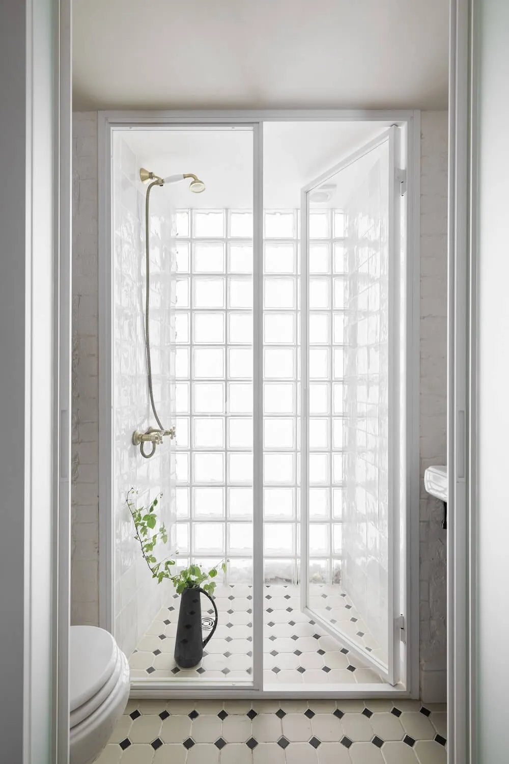 Двухстворчатые стеклянные прозрачные двери с белым алюминиевым профилем в душевую. Заказать расчет межкомнатных дверей