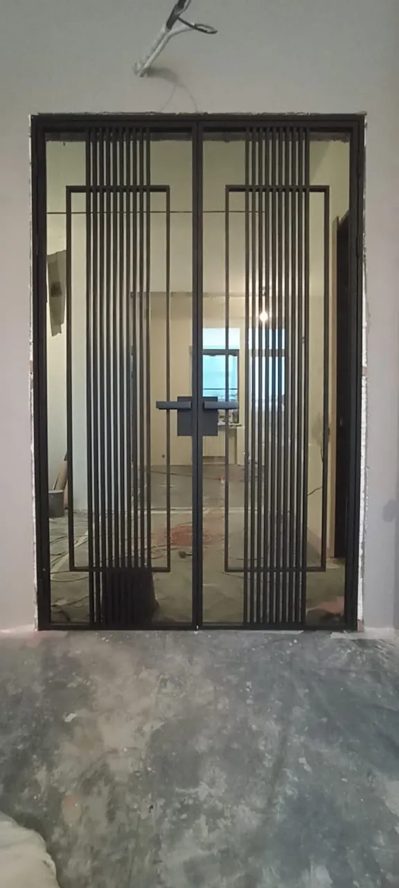 Распашная межкомнатная перегородка без заполнения в стиле лофт Gintereo. Купить алюминиевую перегородку на заказ в Москве, СПБ