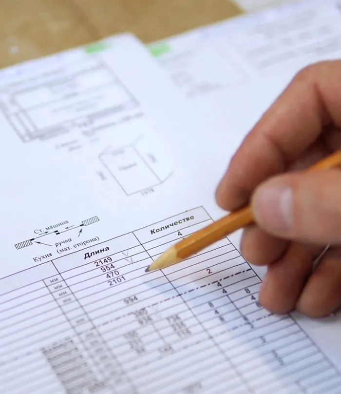 Менеджер Gintereo делает расчет стоимости алюминиевых межкомнатных перегородок в стиле лофт в офисе Москвы и СПБ