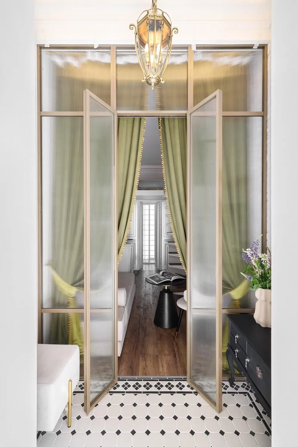 Стеклянная распашная перегородка Gintereo серии SWING. Купить межкомнатную перегородку из рифленого стекла под заказ в Москве