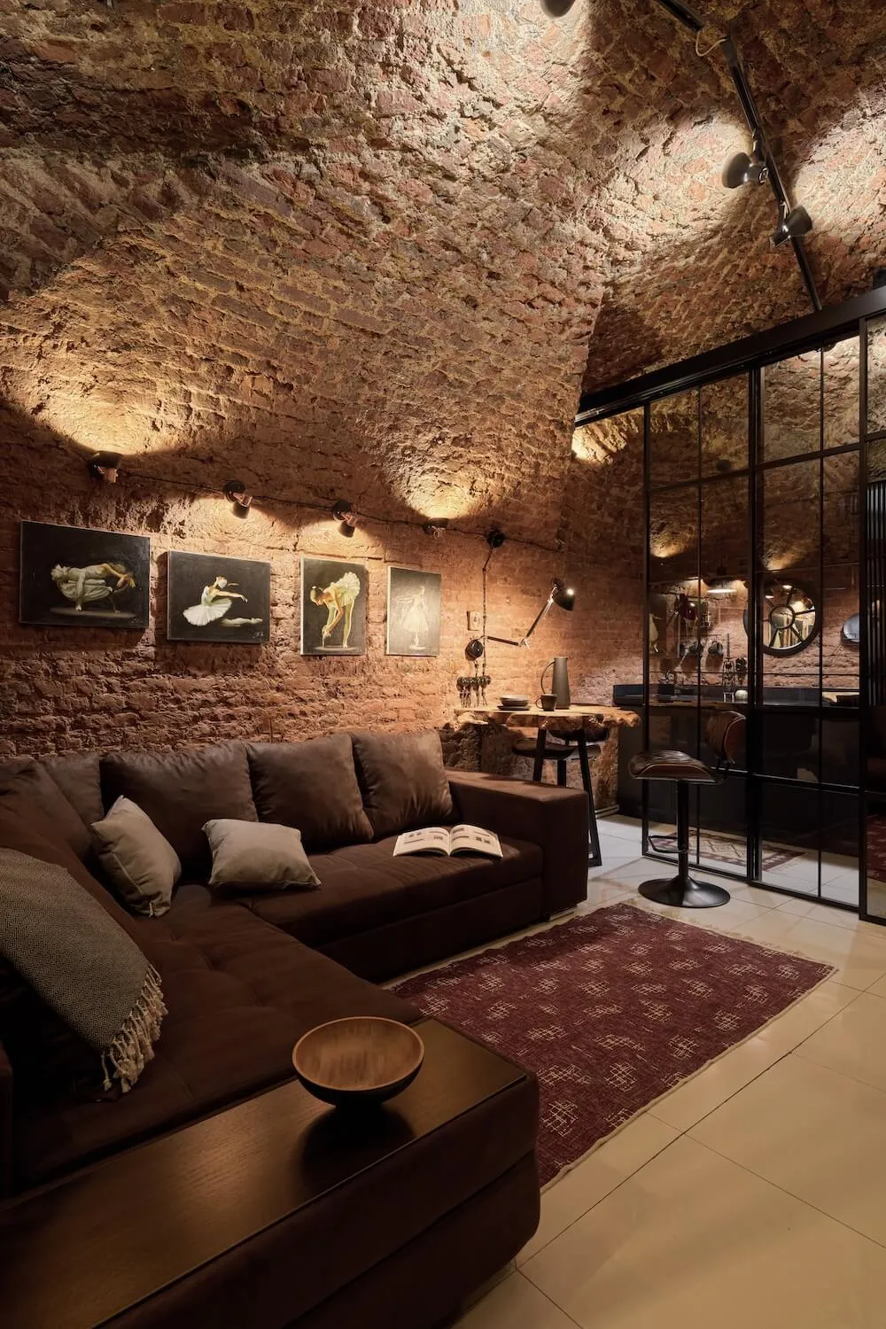 Стационарные межкомнатные перегородки для зонирования Gintereo в интерьере бывшей каретной комнаты времен Екатерины II.