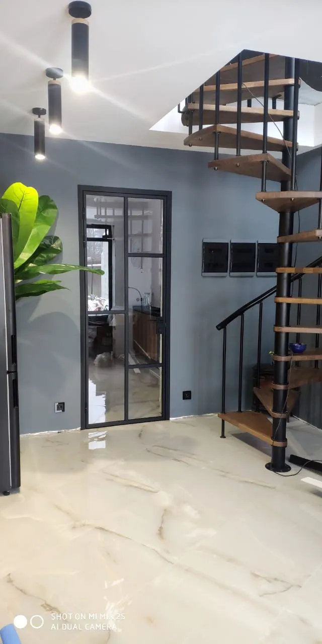 Стеклянная межкомнатная дверь в стиле лофт Gintereo. Купить, заказать прозрачную дверь из стекла в Москве, СПБ