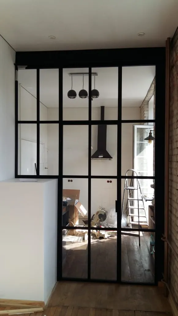 Статичная стеклянная межкомнатная перегородка с распашной дверью от Gintereo в интерьере. Заказать, купить перегородку в МСК