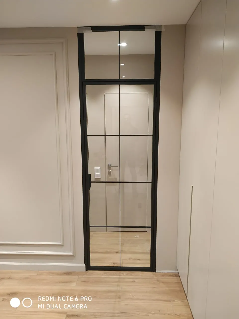 Стеклянная прозрачная межкомнатная дверь с черным профилем Gintereo. Купить, заказать двери в стиле лофт из стекла в Москве