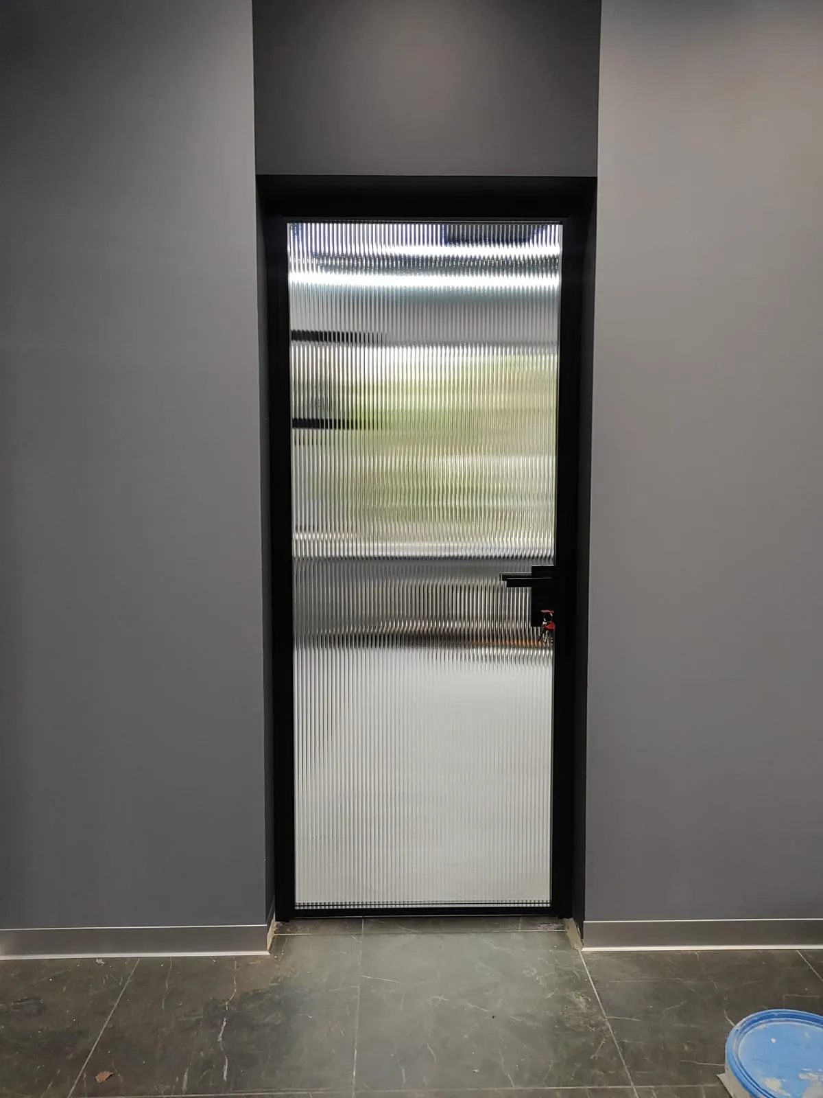 Стеклянные рифленые двери из алюминия от Gintereo. Купить межкомнатные двери из стекла под заказ в Москве, СПБ