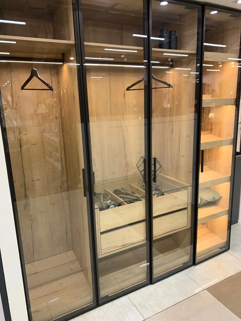 Стеклянные прозрачные двери для шкафа-купе от Gintereo. Заказать и купить двери для встроенного шкафа в Москве, СПБ