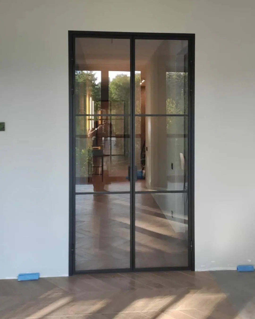 Раздвижная стеклянная межкомнатная перегородка SLIDE-01 в стиле лофт от Gintereo. Заказать и купить перегородку из стекла в Москве, СПБ 