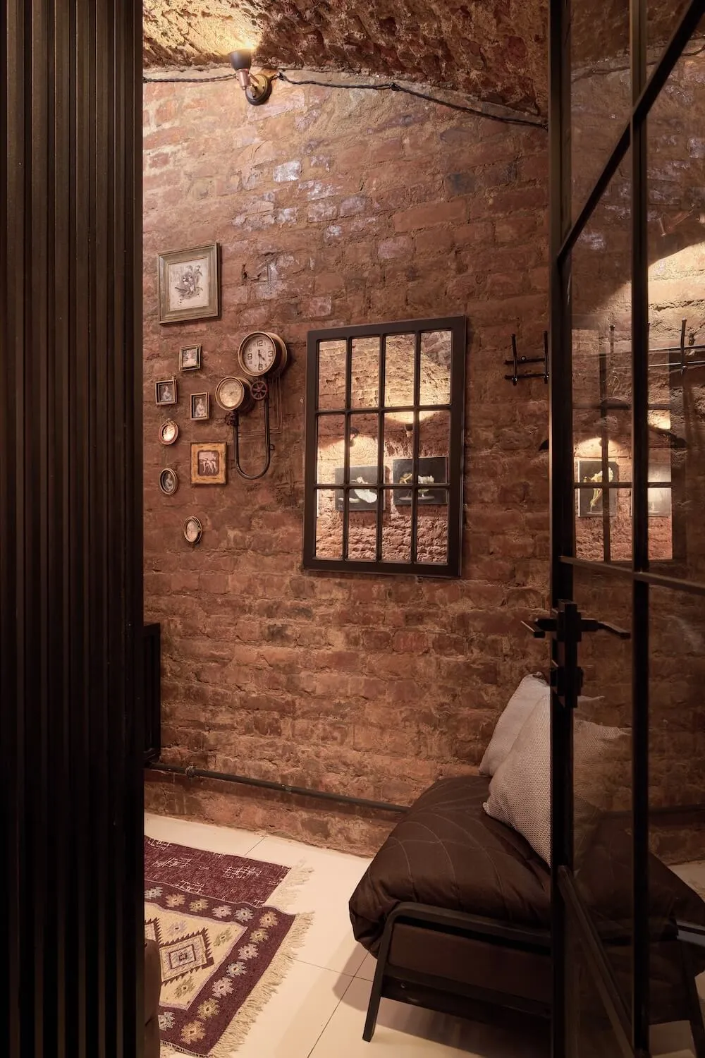 Стеклянная прозрачная дверь с алюминиевым профилем от Gintereo в интерьре бывшей каретной комнаты времен Екатерины Второй