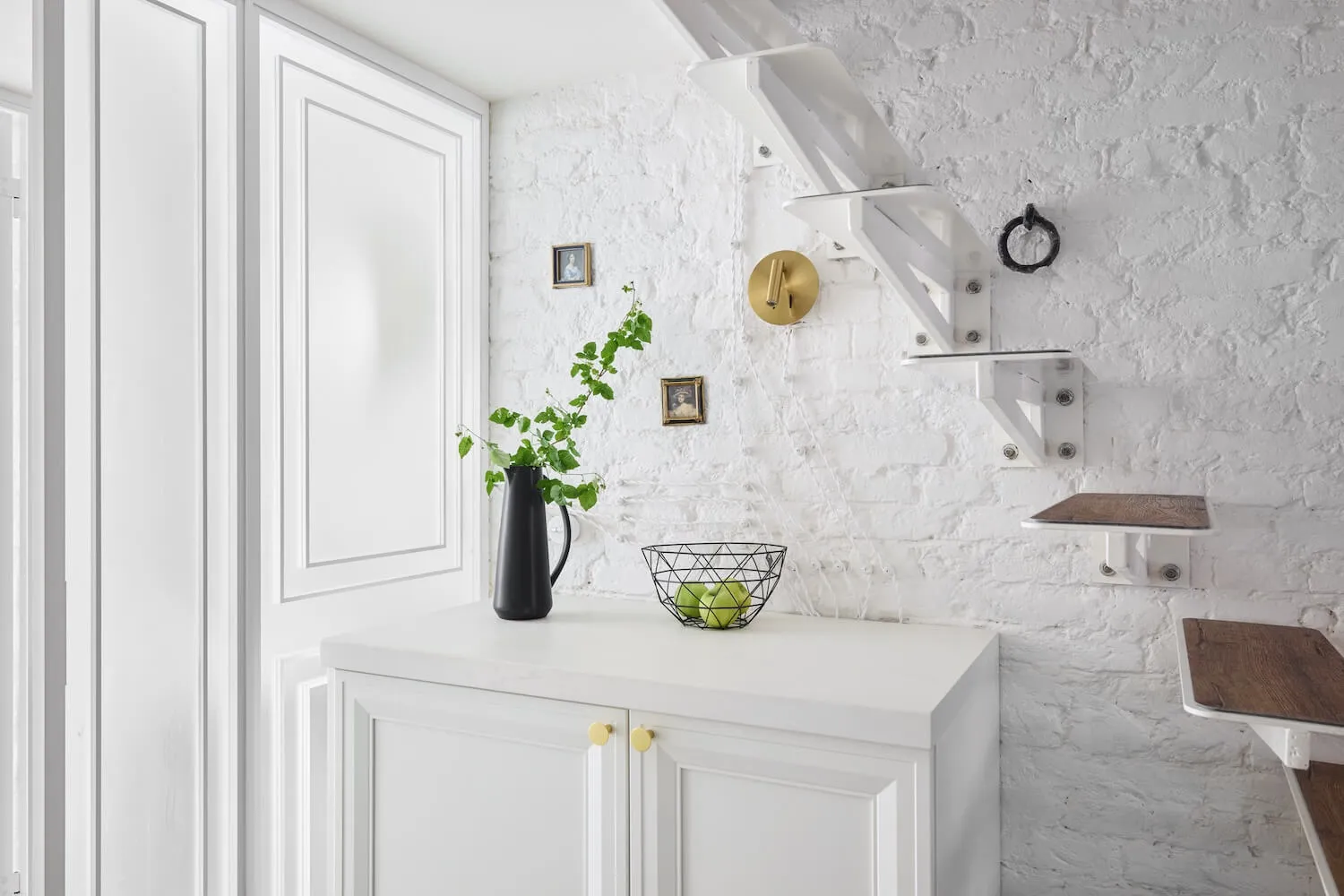 Лофт-интерьер квартиры белого цвета, в который будут установлены межкомнатные перегородки из стекла и алюминия от Gintereo