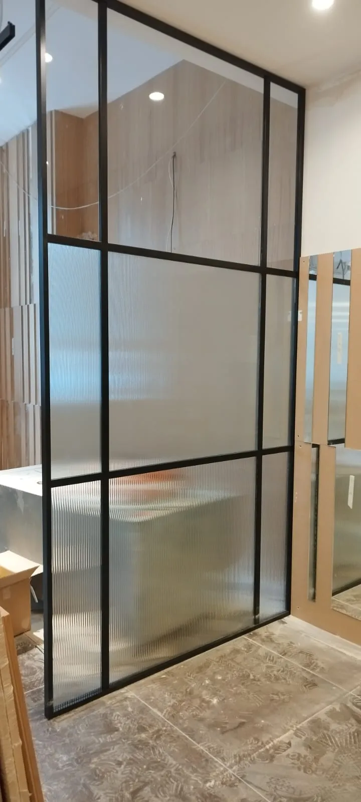 Статичная межкомнатная перегородка из рифленого стекла в интерьере. Купить стеклянные перегородки Gintereo под заказ