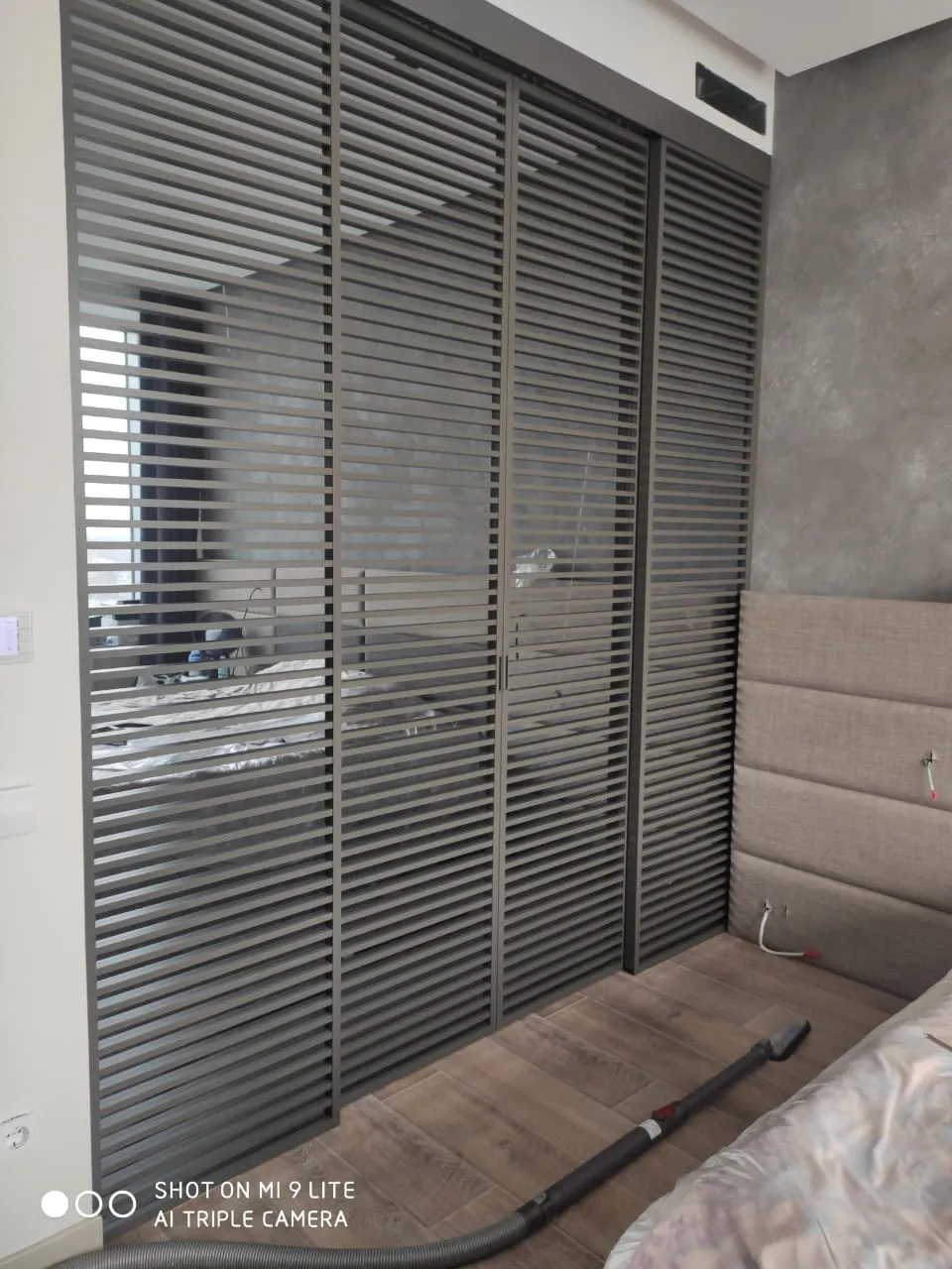 Межкомнатня зеркальная реечная перегородка серии LATTICE c распашными дверями. Купить стеклянные перегородки Gintereo 