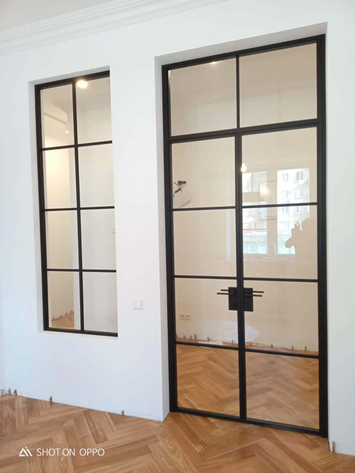 Распашная межкомнатная стеклянная перегородка Gintereo. Купить алюминиевую лофт перегородку из стекла под заказ в Москве, СПБ