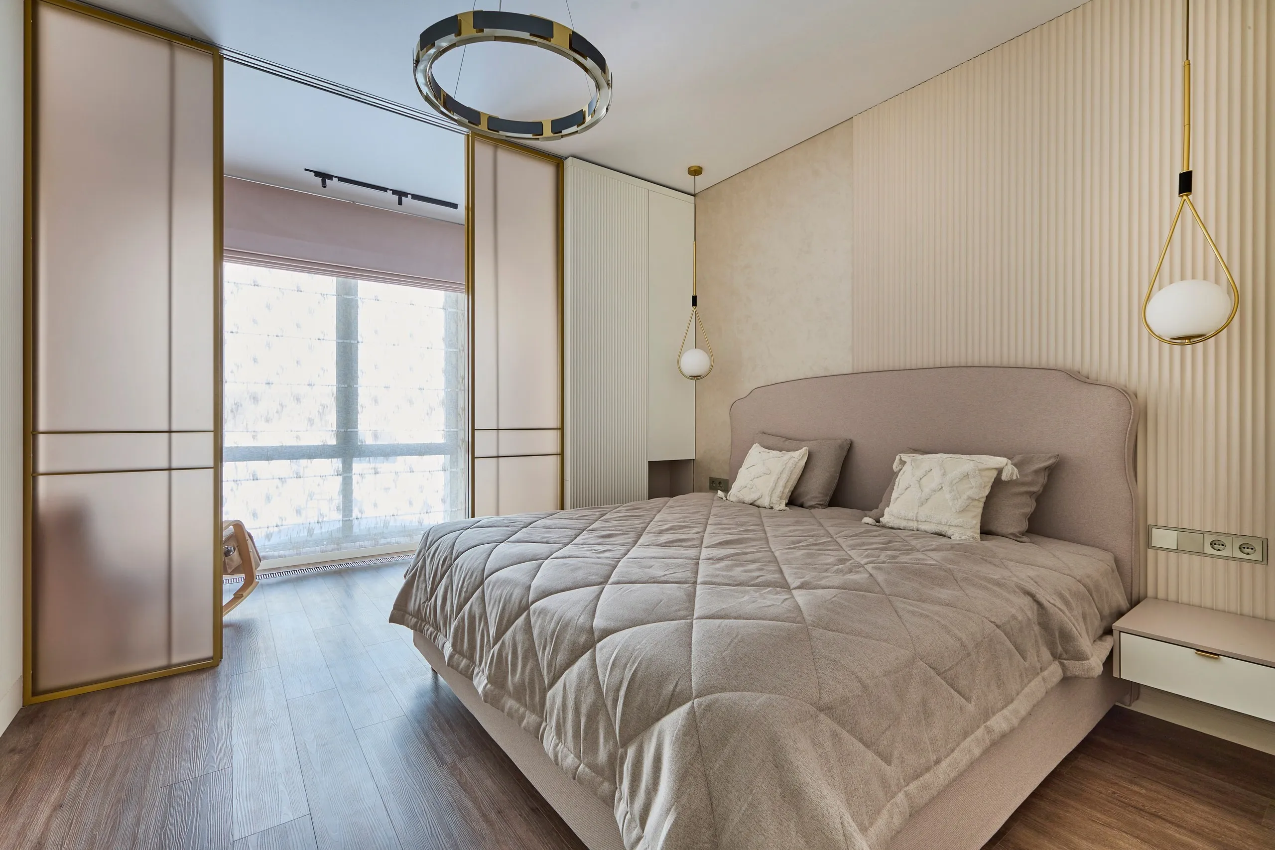 Раздвижная стеклянная межкомнатная перегородка SLIDE-01 в стиле лофт от Gintereo. Заказать и купить перегородку из стекла в Москве, СПБ 