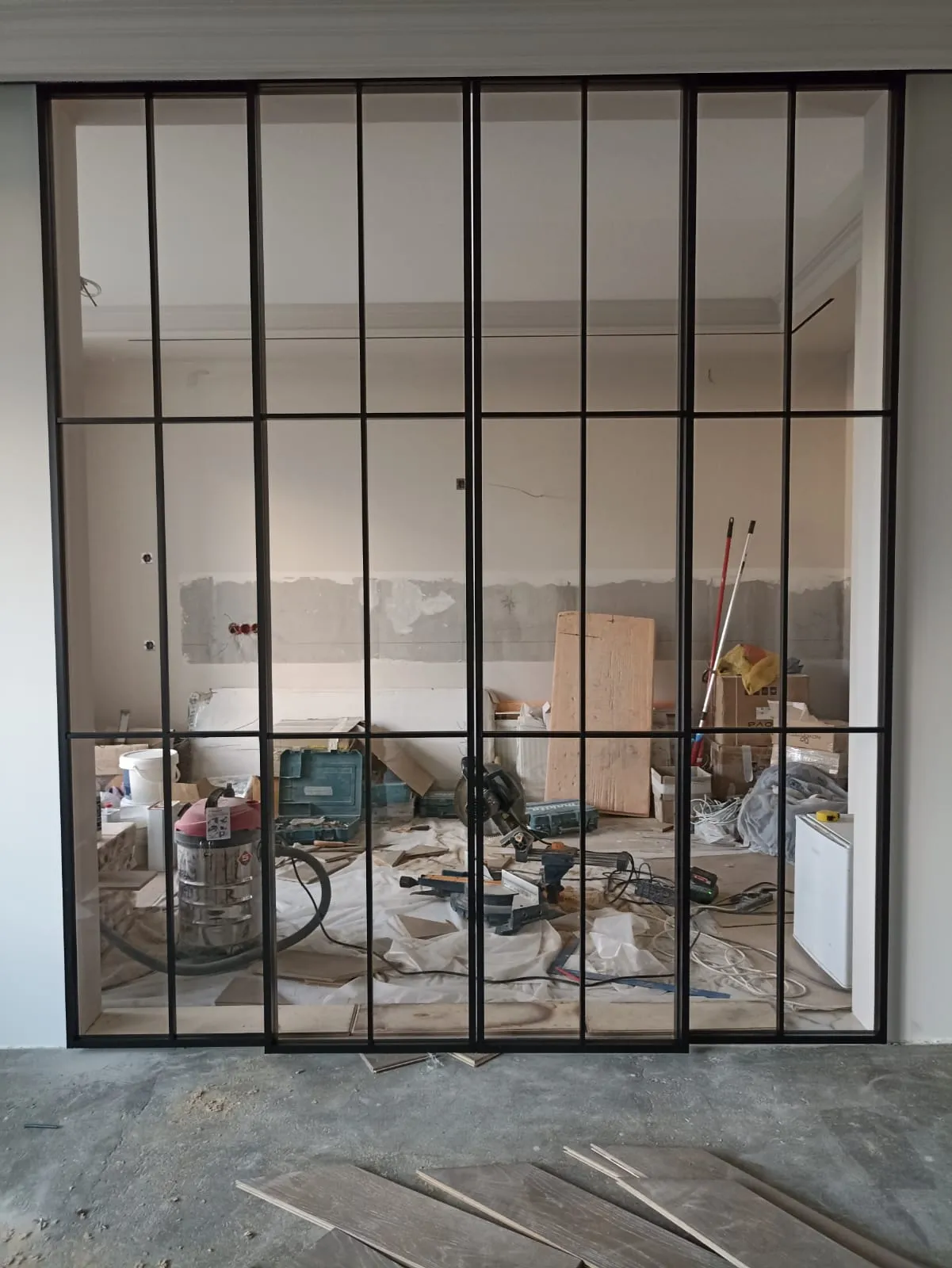 Раздвижная межкомнатная перегородка из стекла Gintereo. Купить стеклянную перегородку для зонирования под заказ в Москве